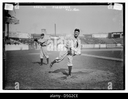 Grover Cleveland Alexander, bekannt als „der große Alexander“, ist auf diesem Foto dargestellt, das für die Philadelphia Phillies in der National League auf dem Polo Grounds spielt. Sein Vermächtnis als Baseballlegende wird in diesem historischen Moment festgehalten. Stockfoto