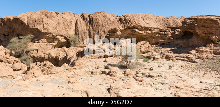 Wadi bis das Meer Höhle bekannt lokal als Grouttes de Messalit, in der Nähe von Tata, Anti Atlas-Gebirge von Südmarokko Stockfoto