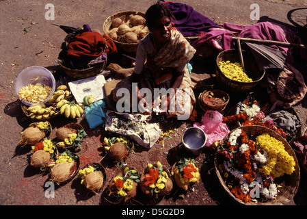 Eine Frau, die Blumenopfer in der Nähe eines Tempels in Tamil verkauft Nadu Indien Stockfoto