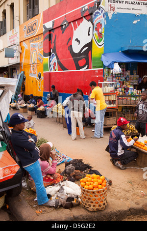 Madagaskar, Antananarivo, Analakely Markt hand gemalte Werbung für französische waren Stockfoto