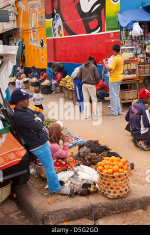 Madagaskar, Antananarivo, Analakely Markt, Geflügel und Gemüsestände an Straßenecke Stockfoto