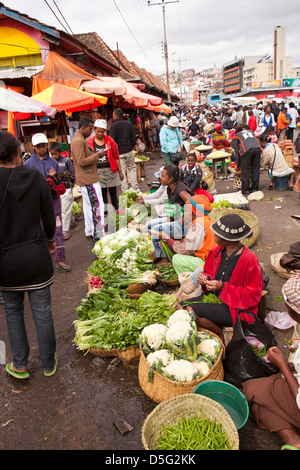 Antananarivo, Madagaskar Analakely Markt, Shopper bei Gemüsestände Stockfoto