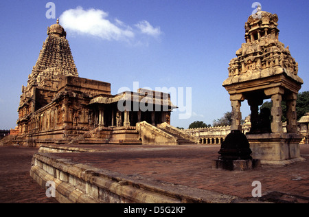 Blick auf den Brihadisvara Rajarajesvaram oder Peruvudaiyar Kovil Hindu Tempel gewidmet Shiva befindet sich in Thanjavur im indischen Bundesstaat Tamil Nadu. Indien. Der Tempel ist einer der größten Tempel in Indien und ist ein Beispiel der tamilischen Architektur während der Chola-Zeit von Raja Raja Chola I gebaut und im Jahr 1010 CE abgeschlossen, Stockfoto