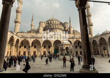 Innenhof auf die blaue Moschee, Istanbul, Türkei Stockfoto