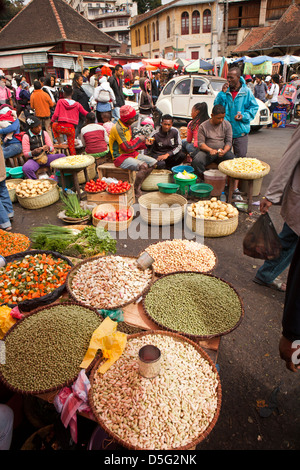 Madagaskar, Antananarivo, Analakely Markt, Puls und Gemüsestände Stockfoto