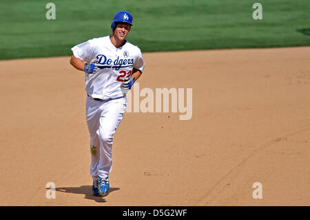 1. April 2013 Los Angeles, Kalifornien. Los Angeles Schwindler Krug Clayton Kershaw #22 ab rundet die Grundlagen nach der Kollision mit einem Homerun im 8. Inning während der Eröffnung Tag Hauptliga-Baseball-Spiel zwischen den Los Angeles Dodgers und den San Francisco Giants im Dodger Stadium... Die Los Angeles Dodgers besiegen die San Francisco Giants 4-0.Los Angeles Dodgers Clayton Kershaw #22 endet das Spiel einen Homerun schlagen und ein komplettes Spiel zu werfen. Louis Lopez/CSM Stockfoto