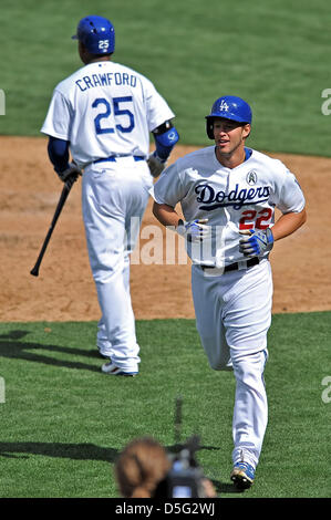 1. April 2013 Los Angeles, Kalifornien. Los Angeles Schwindler Krug Clayton Kershaw #22 ab kreuzt die Grundlagen nach Hause nach der Kollision mit einem Homerun im 8. Inning während der Eröffnung Tag Hauptliga-Baseball-Spiel zwischen den Los Angeles Dodgers und den San Francisco Giants im Dodger Stadium... Die Los Angeles Dodgers besiegen die San Francisco Giants 4-0.Los Angeles Dodgers Clayton Kershaw #22 endet das Spiel einen Homerun schlagen und ein komplettes Spiel zu werfen. Louis Lopez/CSM Stockfoto