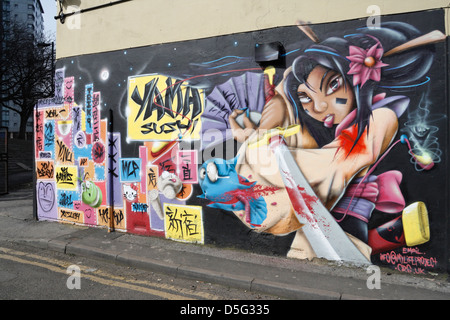 Auffällige Werbung im Manga-Stil Street Art in einem Gebäude in Sheffield England, Großbritannien, asiatische orientalische Werbespots Stockfoto