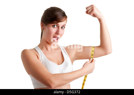 Schockiert Frau messen ihren Bizeps, in einem weißen Hintergrund isoliert Stockfoto