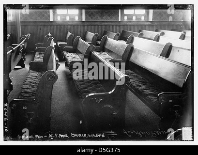 Dieses Bild zeigt die Kirchenbank an der New York Avenue Presbyterian Church in Washington, D.C., wo Präsident Abraham Lincoln Gottesdienste besuchte, mit einer leeren historischen Kirchenbank. Stockfoto