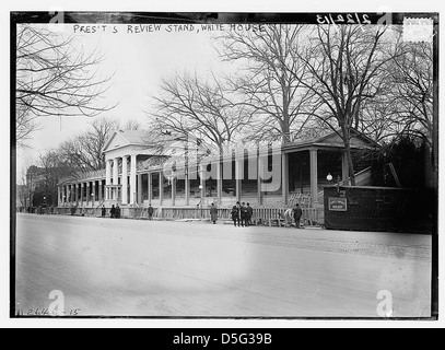A historical photo from 1913 depicts the Presidential Review Stand at the White House during the inauguration of President Woodrow Wilson, showcasing the procession along Pennsylvania Avenue. Stockfoto