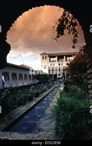 Brunnen im Patio de la Acequia (Hof der Wasserführung oder Water-Garden Hof), der Palacio de Generalife, war der Sommer Palast und Landgut der Nasriden Herrscher des Emirats Granada in Al-Andalus, nun neben der Stadt Granada in der autonomen Gemeinschaft von Andalusien, Spanien Stockfoto