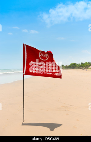 Saison der Stürme. Rote Fahne am Sandstrand ohne schwimmen-Zeichen. Stockfoto