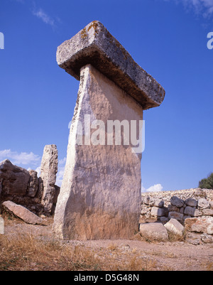 Ein Taula an die prähistorische, archäologische Stelle des Trepucó, in der Nähe von Mahon, Menorca, Balearen, Spanien Stockfoto