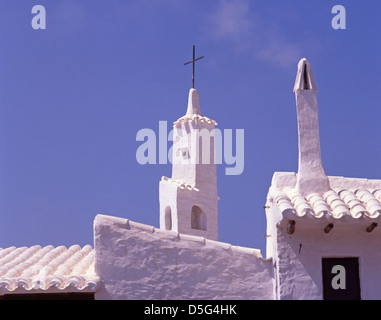 Dächer und Kamine von weiß getünchten Angeln Dorfentwicklung von Binibeca, Menorca, Balearen, Spanien Stockfoto