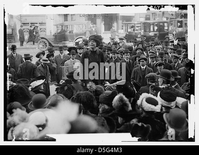 Lucy Burns, eine Anführerin der Nationalen Frauenpartei, wird dargestellt, wie sie während der Frauenwahlrechtsbewegung mit einer Menschenmenge von Suffragisten sprach. Burns arbeitete zusammen mit Alice Paul an der Förderung der Frauenrechte in den Vereinigten Staaten. Stockfoto