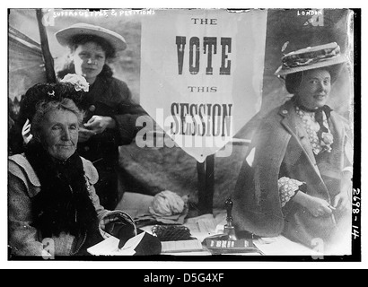 In London engagieren sich die Wahlrechtsbewegung und fordern das Wahlrecht der Frauen. Dieses Foto zeigt ihren Aktivismus während des späten 19. Und frühen 20. Jahrhunderts und setzt sich für die Gleichstellung der Geschlechter ein. Stockfoto