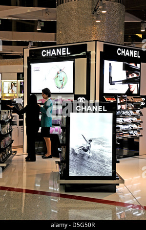 Chanel Parfüm und Kosmetik Duty Free Shop internationale Flughafen von Dubai Vereinigte Arabische Emirate Stockfoto