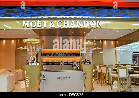 Moët & Chandon Champagner Boutique internationale Flughafen Duty Free Shop von Dubai Vereinigte Arabische Emirate Stockfoto