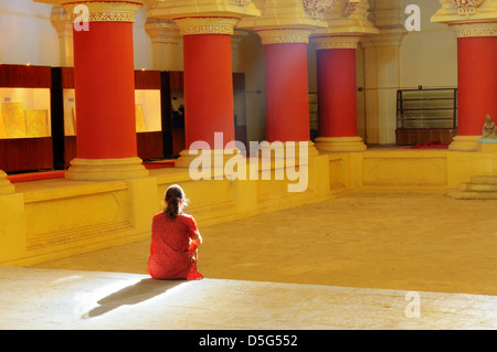 Eine Frau saß allein in Madurai (Tirumalai Nayak) Palast, Süd-Indien Stockfoto