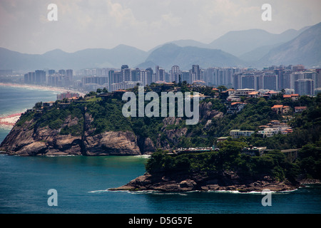 Morro da Joatinga und Joa im Vordergrund gehobene Nachbarschaft der Oberschicht Villen Strand Barra da Tijuca und seine condominiuns Stockfoto