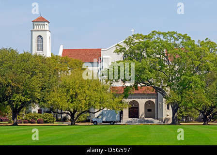 Blick über Feld Parade Summerall Kapelle auf dem Campus der The Citadel, befindet sich in Charleston, South Carolina, USA. Stockfoto