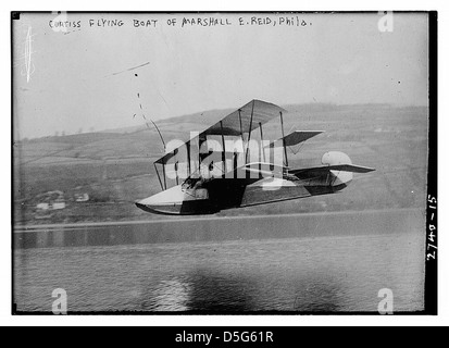 Ein Foto, das Marshall E. Reids Curtiss Model E Flying Boat zeigt, auch bekannt als Hydroflugzeug. Das Flugzeug, das auf dem Keuka Lake ausgestellt wird, ist ein frühes Beispiel für die Flugtechnik, die für Wasserstart und -Landung entwickelt wurde. Stockfoto
