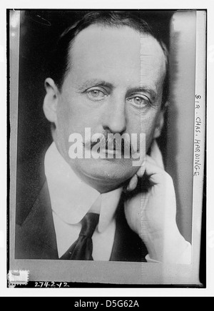Dieses Porträt von Sir Charles Hardinge, 1. Baron Hardinge of Penshurst, aufgenommen 1910, zeigt seine prominente Rolle als Vizekönig von Indien und seinen bemerkenswerten Schnurrbart. Stockfoto