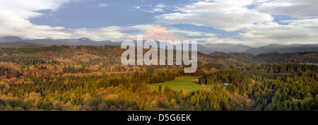 Mount Hood über Sandr Flusstal mit blauem Himmel und weißen Wolken Panorama Stockfoto