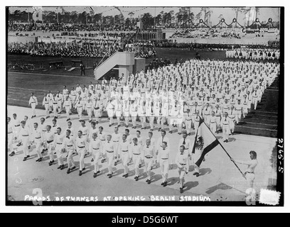 Die Turners, eine deutsche Turnerorganisation, marschieren 1916 bei einer Parade zur Eröffnung des Deutschen Stadions in Berlin und markieren einen Moment in der deutschen Leichtathletik vor dem Ersten Weltkrieg. Stockfoto