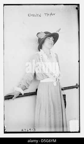 Dieses Foto aus den 1910er Jahren zeigt Evelyn Nesbit Tau, eine berühmte Figur, die am „Mord des Jahrhunderts“ beteiligt war. Sie posiert in einer Tanzroutine mit gefiedertem Hut während ihres Aufstiegs zu Beginn des 20. Jahrhunderts. Stockfoto