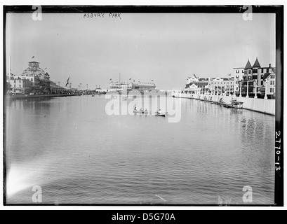 Ein Blick auf den Asbury Park Lake, der sich an der Jersey Shore in New Jersey befindet, mit einem Riesenrad im Hintergrund. Die Szene fängt die Resortatmosphäre der Gegend ein. Stockfoto