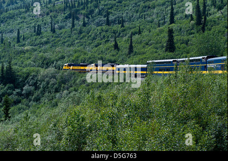 Touristenzug Wicklung seinen Weg durch die unberührte Landschaft Alaska, Alaska USA Stockfoto