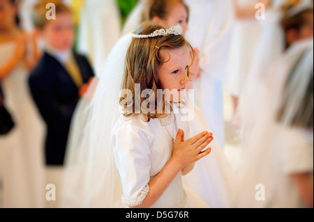 Mädchen, die das Sakrament der Kommunion empfangen. Stockfoto