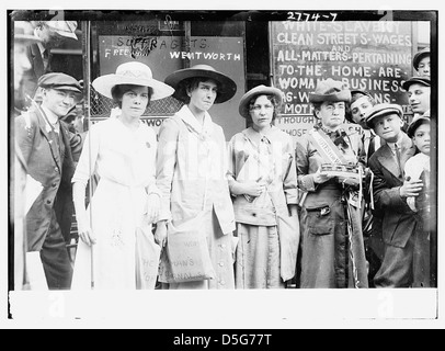 Ein Foto von Suffragetten, einschließlich Freeman und Wentworth, die mit einem Banner stehen. Das Bild zeigt die Frauenbewegung, die sich Anfang des 20. Jahrhunderts für Frauenrechte und Frauenwahlrecht einsetzte. Stockfoto