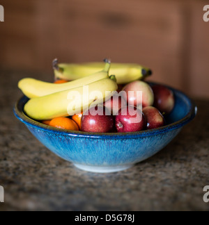 Schale mit frischem Obst. Stockfoto