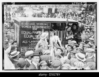 Ein historisches Foto von Suffragetten auf dem Weg nach Boston, um das Wahlrecht der Frauen zu unterstützen. Das Bild zeigt die Bestimmung der Suffragette-Bewegung im Amerika des frühen 20. Jahrhunderts. Stockfoto
