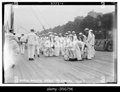 Dieses Foto zeigt die US-Marinemiliz, die sich am 26. Juli 1913 auf die USS Alabama, ein Schlachtschiff, vorbereitet. Es erfasst Seeleute, die für Ausbildungsaufgaben an Bord gehen. Stockfoto