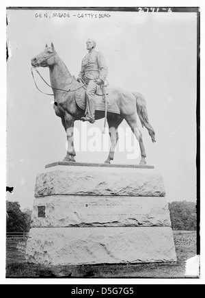 General George Gordon Meade, eine Schlüsselfigur des Amerikanischen Bürgerkriegs, wird in diesem Bild von 1913 in der Nähe des Gettysburg-Schlachtfeldes geehrt. Das Bild zeigt seine Reiterstatue und Beiträge zur Union Army. Stockfoto