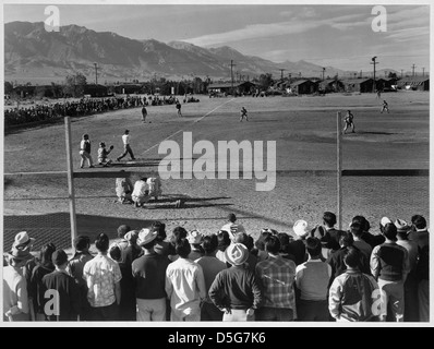 Ein Foto von 1943 eines Baseballspiels im Manzanar Relocation Center in Kalifornien, das während der Internierung japanischer Amerikaner während des Zweiten Weltkriegs aufgenommen wurde. Stockfoto
