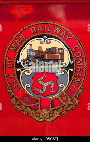 Isle Of Man, Douglas, Railway Station, Isle Of Man Railway Company Abzeichen auf Schlitten Stockfoto