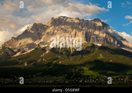 Abendlicht am Wettersteingebirge über dem Ehrwalder Becken-Tal in der Zugspitz Arena, Ehrwald, Tirol, Österreich Stockfoto