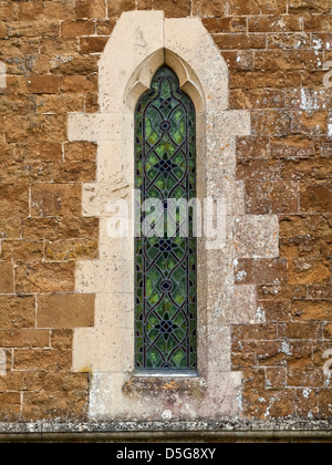 Alten befleckten Glasfenster und gotische Mauerwerk, St James Church, kleine Dalby, Melton Mowbray, Leicestershire, England, UK Stockfoto