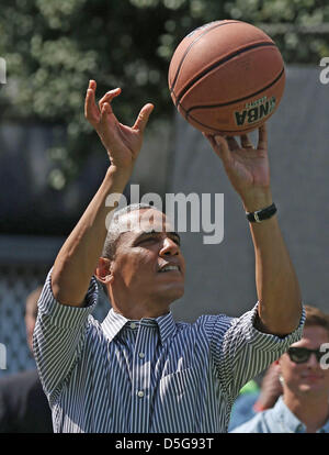 Washington, DC. USA. 1. April 2013. US-Präsident Barack Obama spielt Basketball während der jährlichen Easter Egg Roll auf dem Tennisplatz des weißen Hauses 1. April 2013 in Washington, DC. Tausende von Menschen werden erwartet die 134 Jahre alte Tradition des rollenden gefärbten Eiern auf dem Rasen des weißen Hauses, der im Jahre 1878 von Präsident Rutherford B. Hayes gestartet wurde. . Bildnachweis: Mark Wilson / Pool über CNP/DPA/Alamy Live-Nachrichten Stockfoto