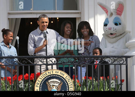 Washington, DC. USA. 1. April 2013. US-Präsident Barack Obama spricht, während flankiert von seinen Töchtern Sasha (L), Malia, First Lady Michelle Obama, Robby Novak und den Osterhasen, während die jährliche Easter Egg Roll auf dem Tennisplatz des weißen Hauses 1. April 2013 in Washington, DC. Tausende von Menschen werden erwartet die 134 Jahre alte Tradition des rollenden gefärbten Eiern auf dem Rasen des weißen Hauses, der im Jahre 1878 von Präsident Rutherford B. Hayes gestartet wurde. . Bildnachweis: Mark Wilson / Pool über CNP/DPA/Alamy Live-Nachrichten Stockfoto