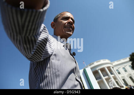 Washington, DC. USA. 1. April 2013. US-Präsident Barack Obama begrüßt Menschen während der jährlichen Easter Egg Roll auf dem Tennisplatz des weißen Hauses 1. April 2013 in Washington, DC. Tausende von Menschen werden erwartet die 134 Jahre alte Tradition des rollenden gefärbten Eiern auf dem Rasen des weißen Hauses, der im Jahre 1878 von Präsident Rutherford B. Hayes gestartet wurde. . Bildnachweis: Mark Wilson / Pool über CNP/DPA/Alamy Live-Nachrichten Stockfoto