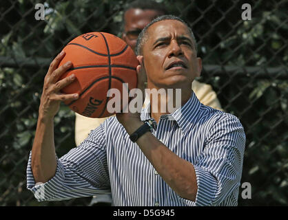 Washington, DC. USA. 1. April 2013. US-Präsident Barack Obama spielt Basketball während der jährlichen Easter Egg Roll auf dem Tennisplatz des weißen Hauses 1. April 2013 in Washington, DC. Tausende von Menschen werden erwartet die 134 Jahre alte Tradition des rollenden gefärbten Eiern auf dem Rasen des weißen Hauses, der im Jahre 1878 von Präsident Rutherford B. Hayes gestartet wurde. . Bildnachweis: Mark Wilson / Pool über CNP/DPA/Alamy Live-Nachrichten Stockfoto