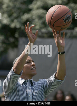 Washington, DC. USA. 1. April 2013. US-Präsident Barack Obama spielt Basketball während der jährlichen Easter Egg Roll auf dem Tennisplatz des weißen Hauses 1. April 2013 in Washington, DC. Tausende von Menschen werden erwartet die 134 Jahre alte Tradition des rollenden gefärbten Eiern auf dem Rasen des weißen Hauses, der im Jahre 1878 von Präsident Rutherford B. Hayes gestartet wurde. . Bildnachweis: Mark Wilson / Pool über CNP/DPA/Alamy Live-Nachrichten Stockfoto