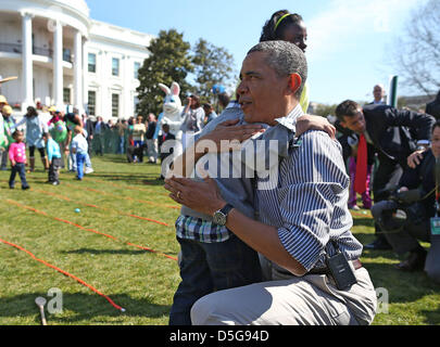 Washington, DC. USA. 1. April 2013. US-Präsident Barack Obama tröstet weinende 5-jährige Donaivan Frazier während der jährlichen Easter Egg Roll auf dem Tennisplatz des weißen Hauses 1. April 2013 in Washington, DC. Tausende von Menschen werden erwartet die 134 Jahre alte Tradition des rollenden gefärbten Eiern auf dem Rasen des weißen Hauses, der im Jahre 1878 von Präsident Rutherford B. Hayes gestartet wurde. . Bildnachweis: Mark Wilson / Pool über CNP/DPA/Alamy Live-Nachrichten Stockfoto