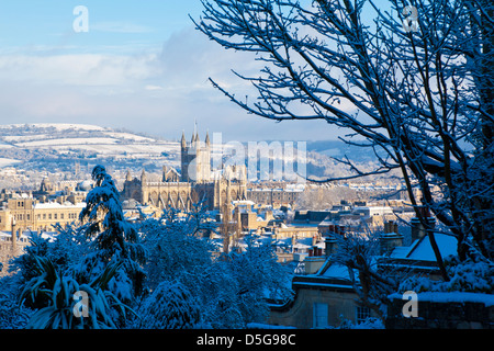 Winter malerische zeigt Bath Abbey umgeben von georgischen Architektur und Landschaft in Bath, England, UK. Stockfoto